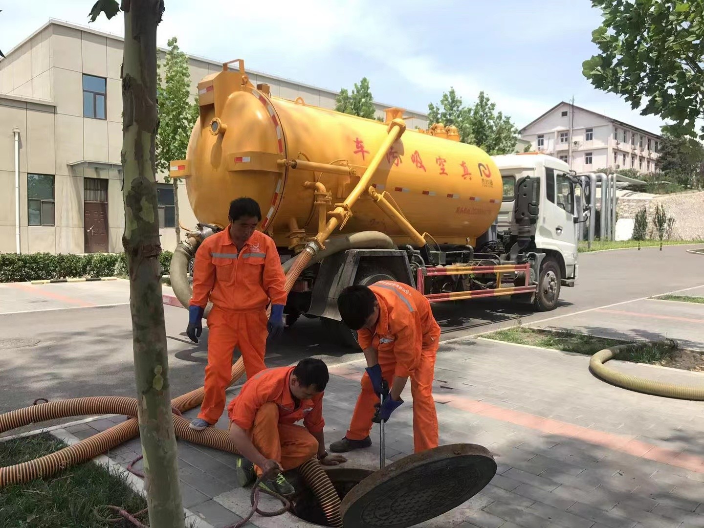 南岗管道疏通车停在窨井附近