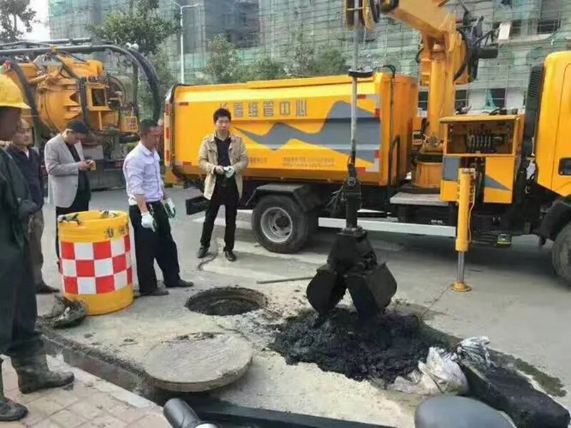 南岗街道：网格员化身“清道夫”，为民解忧疏通“堵心”化粪池