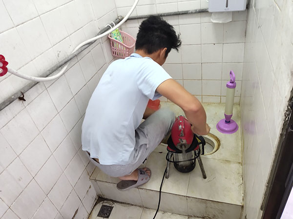 南岗肥皂掉到马桶里把马桶堵住了怎么办？马桶堵住了怎么办