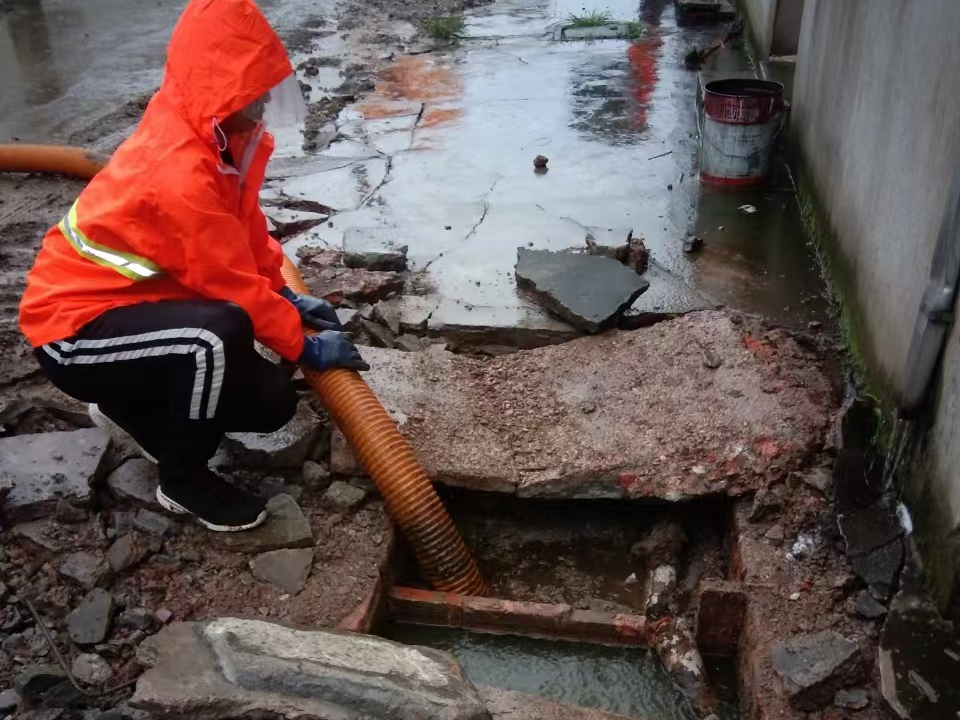 南岗专业清理污水池 炜誉市政以规范流程守护城市 “肠道”