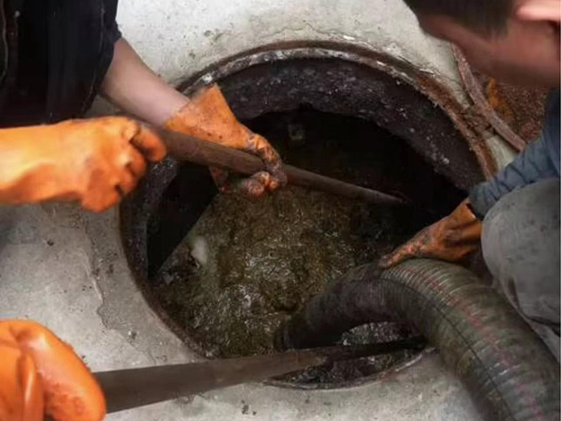 南岗清理化粪池时如何避免沼气的危害?